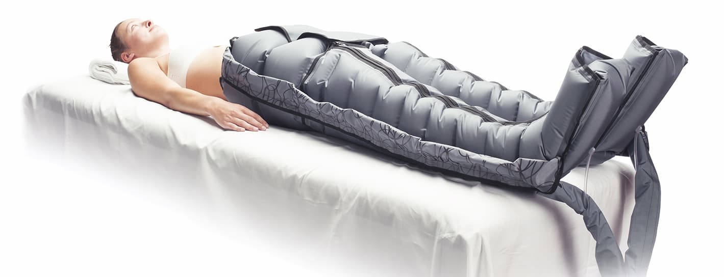 Patientin bei der gerätegestützten Lymphdrainage mit Kompressionsmanschette