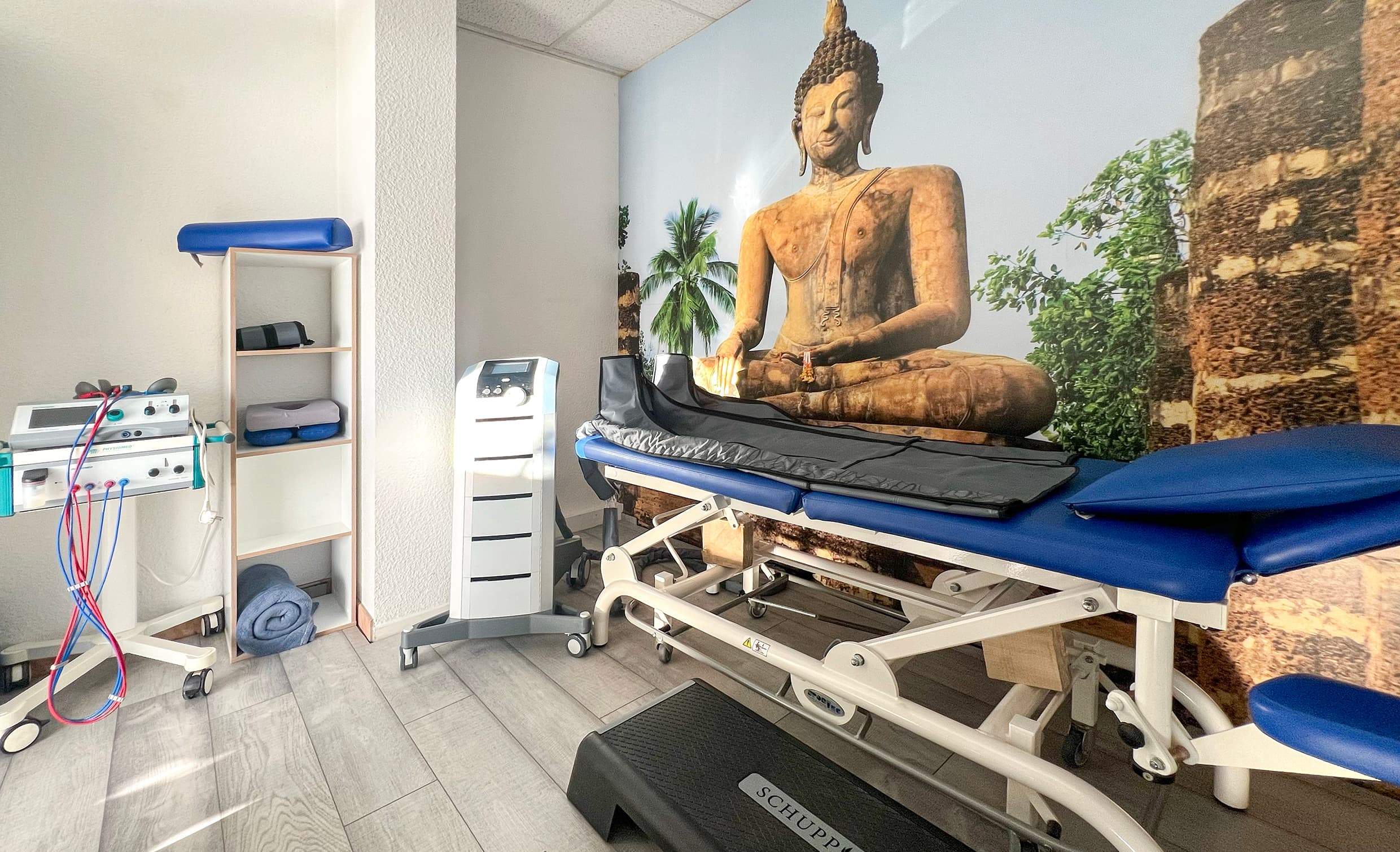 Behandlungsraum mit Liege und Gerät für gerätegestützte Lymphdrainage