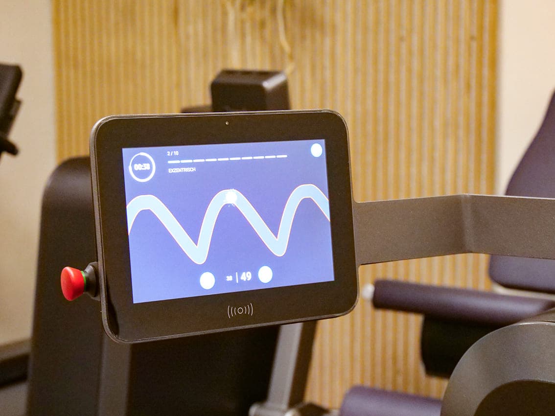 Monitor eines milon Trainingsgeräts mit Trainingsverlauf